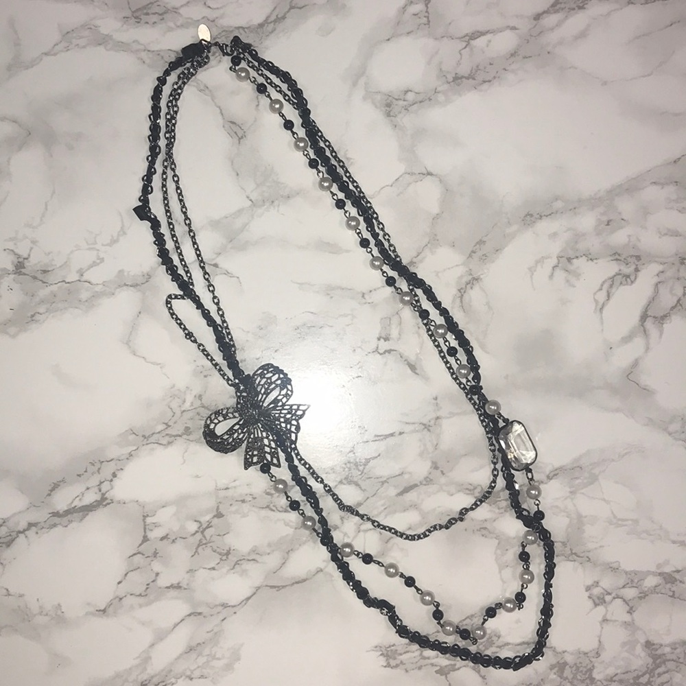 Guess • Black chain peal necklace w/ a bow